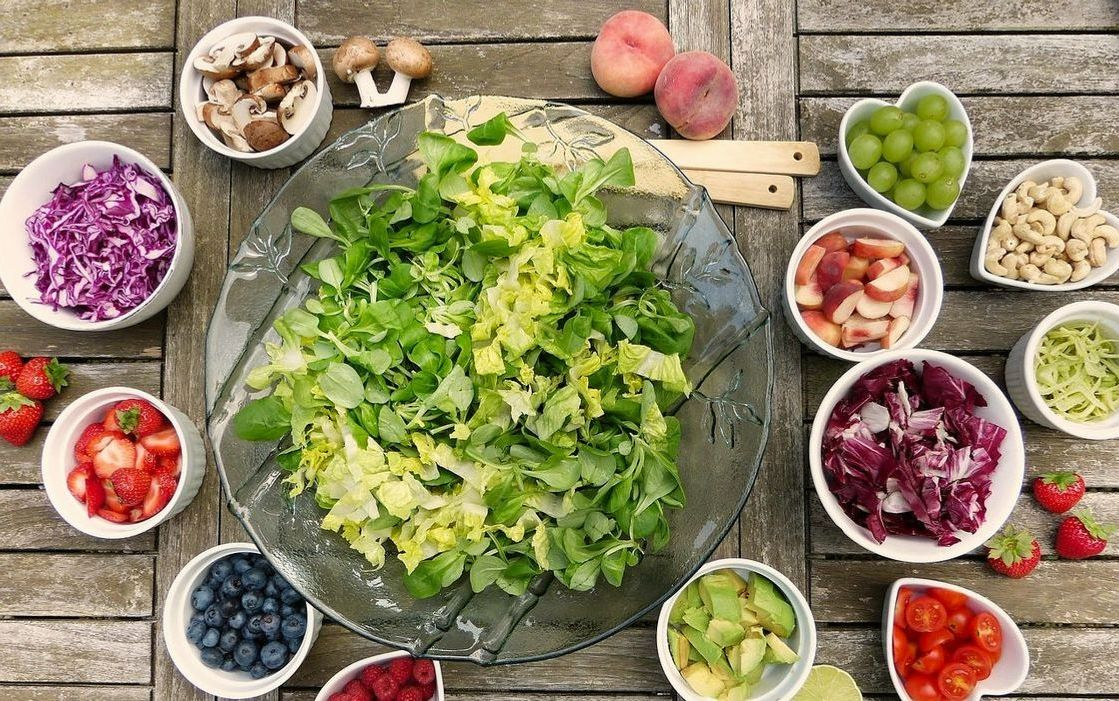 Uvas moradas y blancas en racimos, berries de temporada, sandía cortada