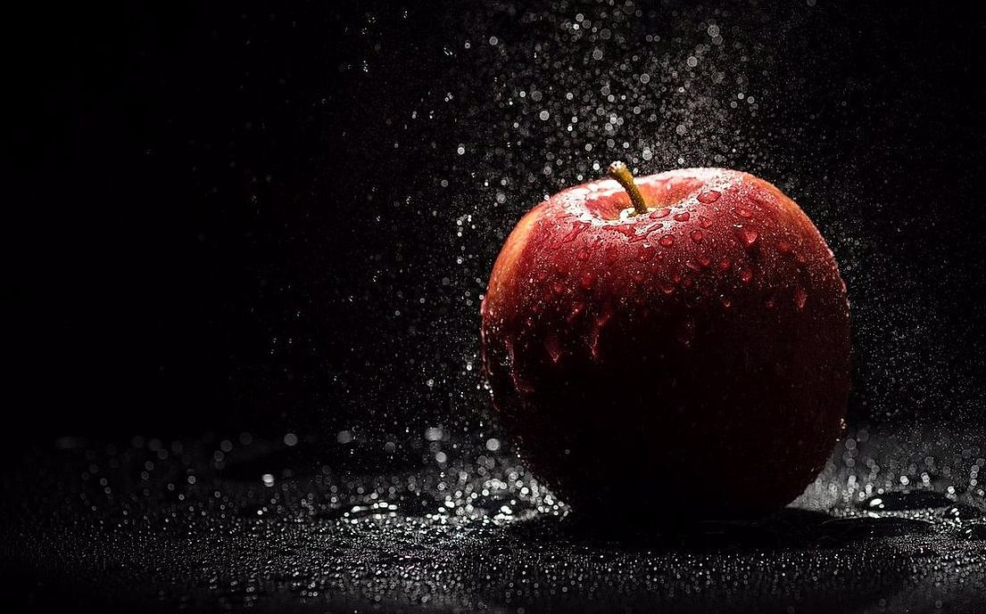 La entrada de la frutería en una esquina soleada
